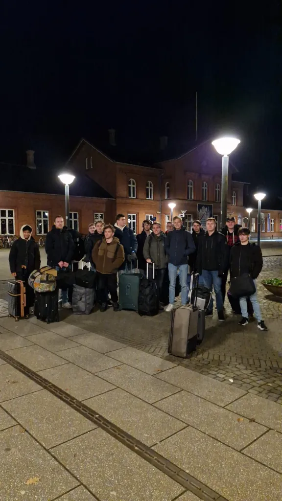 Dutch students arriving in Viborg with their luggage